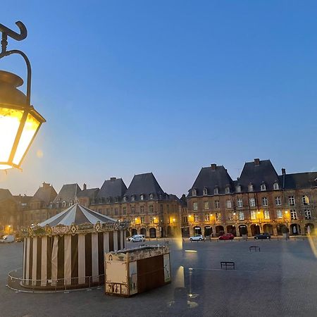 Suites Mana - Matahina Avec Vue Superbe Sur La Place Ducale Et Parking Prive Inclus Charleville-Mézières Exterior foto