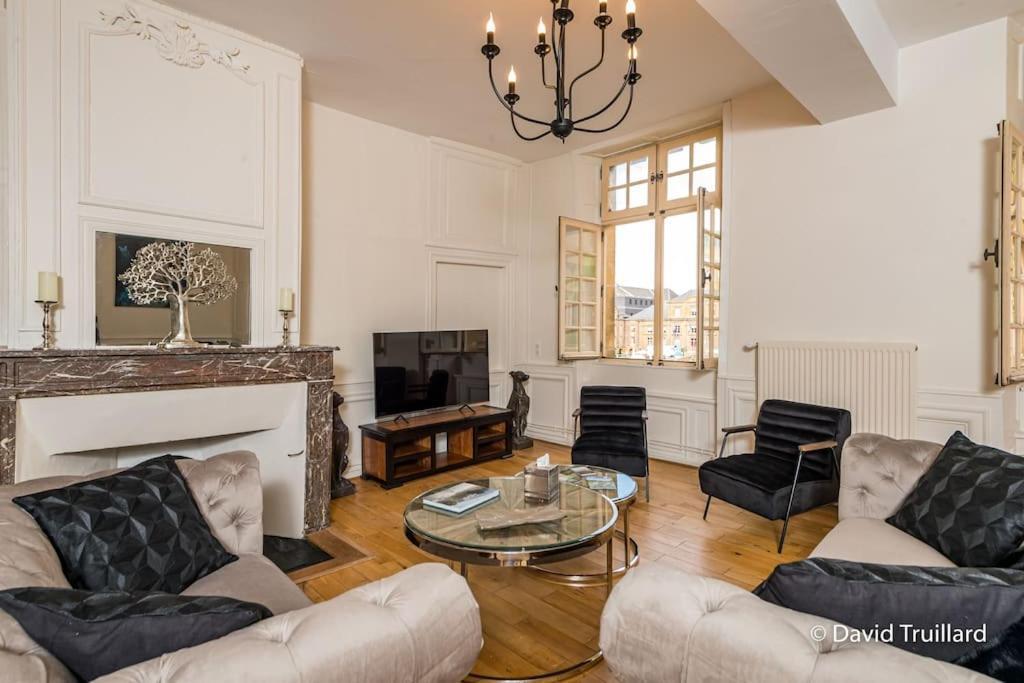 Suites Mana - Matahina Avec Vue Superbe Sur La Place Ducale Et Parking Prive Inclus Charleville-Mézières Exterior foto